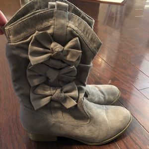 Boots with bows